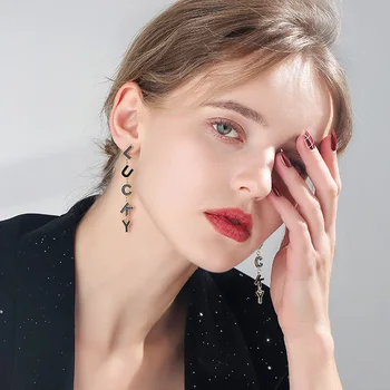 Scrisoare lucky charms cercei lungi pentru femei S925 pin de calitate hei negru picătură legăna moda unic cercel bijuterii pentru cadouri
