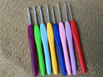 8pcs/set Fierbinte Multicolor din Cauciuc Moale Maner + Aluminiu Cârlig de Croșetat de Tricotat Ac Set Nou de Sosire