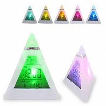 Cele mai noi 2017 Noua Moda Piramida Temperatura 7 Culori LED Modifica lumina de Fundal LED-uri Ceas Deșteptător Levert Dropship dig677