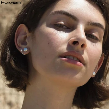 HUANZHI 2020 Nouă Epocă de Aur de Culoare Argintiu Metal Geometrice Îndoiți Inima Perle Montate în Spate Cercei Stud pentru Femei Fete Bijuterii