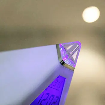 LCD Digital Ceas cu Alarma Termometru de Fundal Schimbare Ceas cu Calendar Perpetuu Colorate Con Piramida Stil de Decor Acasă